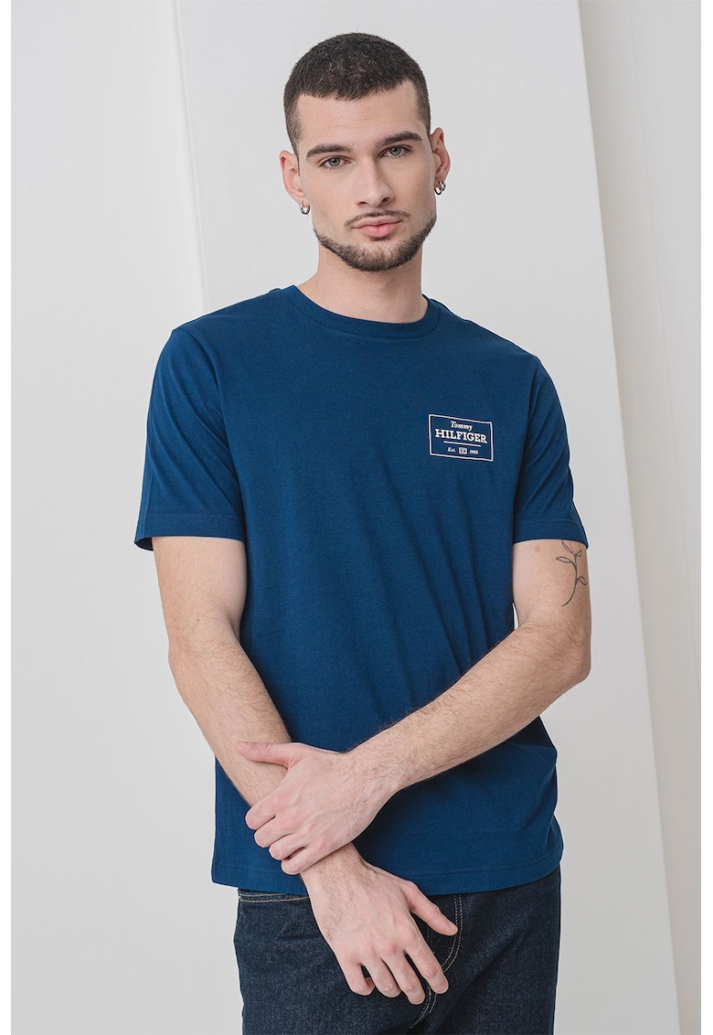 Tricou cu decolteu la baza gatului si logo - Alb fildes/Bleumarin