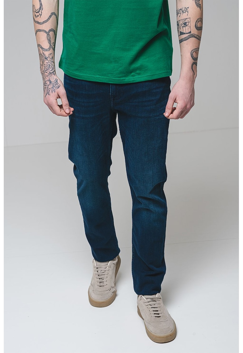 Blugi cambrati cu croiala dreapta Blugi cambrati cu croiala dreapta