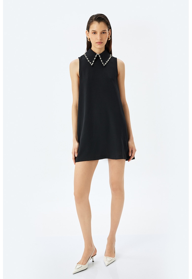 Rochie dreapta cu guler ascutit