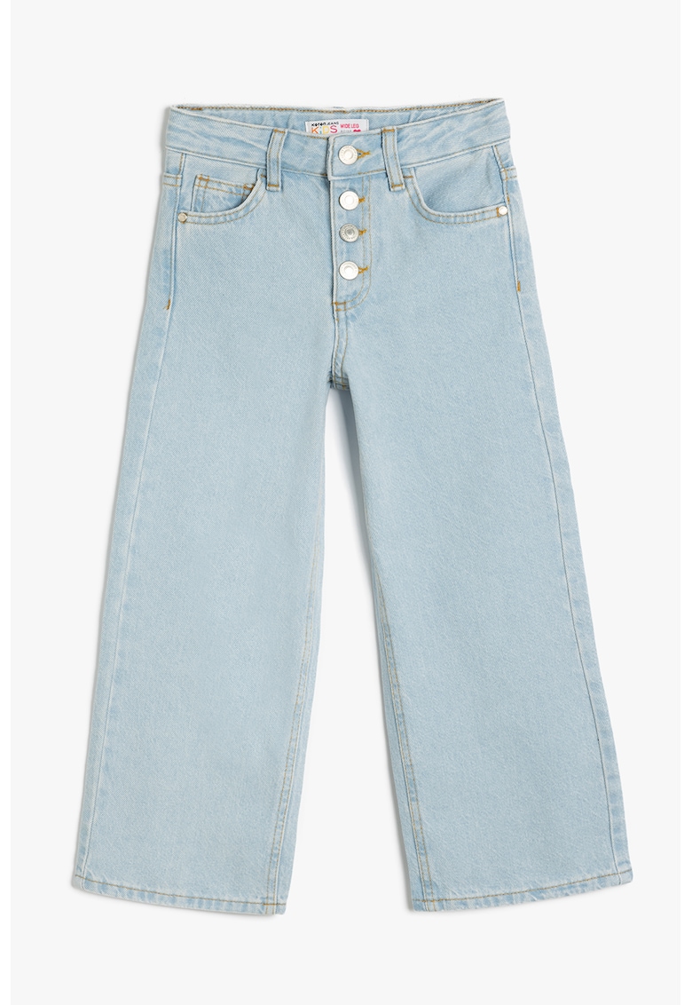 Blugi cu croiala ampla si nasturi