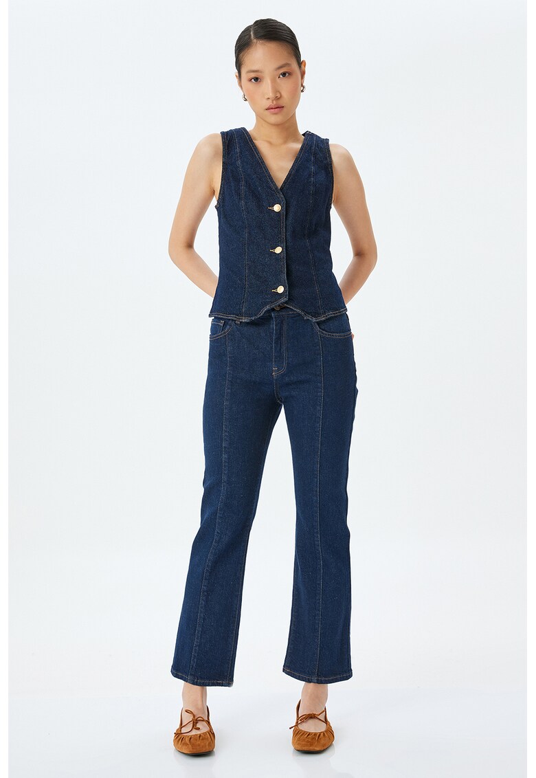 Blugi evazati cu cusaturi contrastante