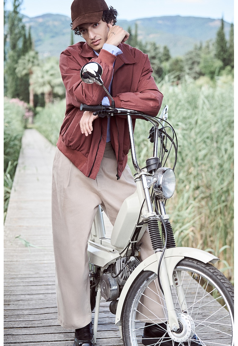 Blugi cu croiala ampla si pliuri - Maro camel