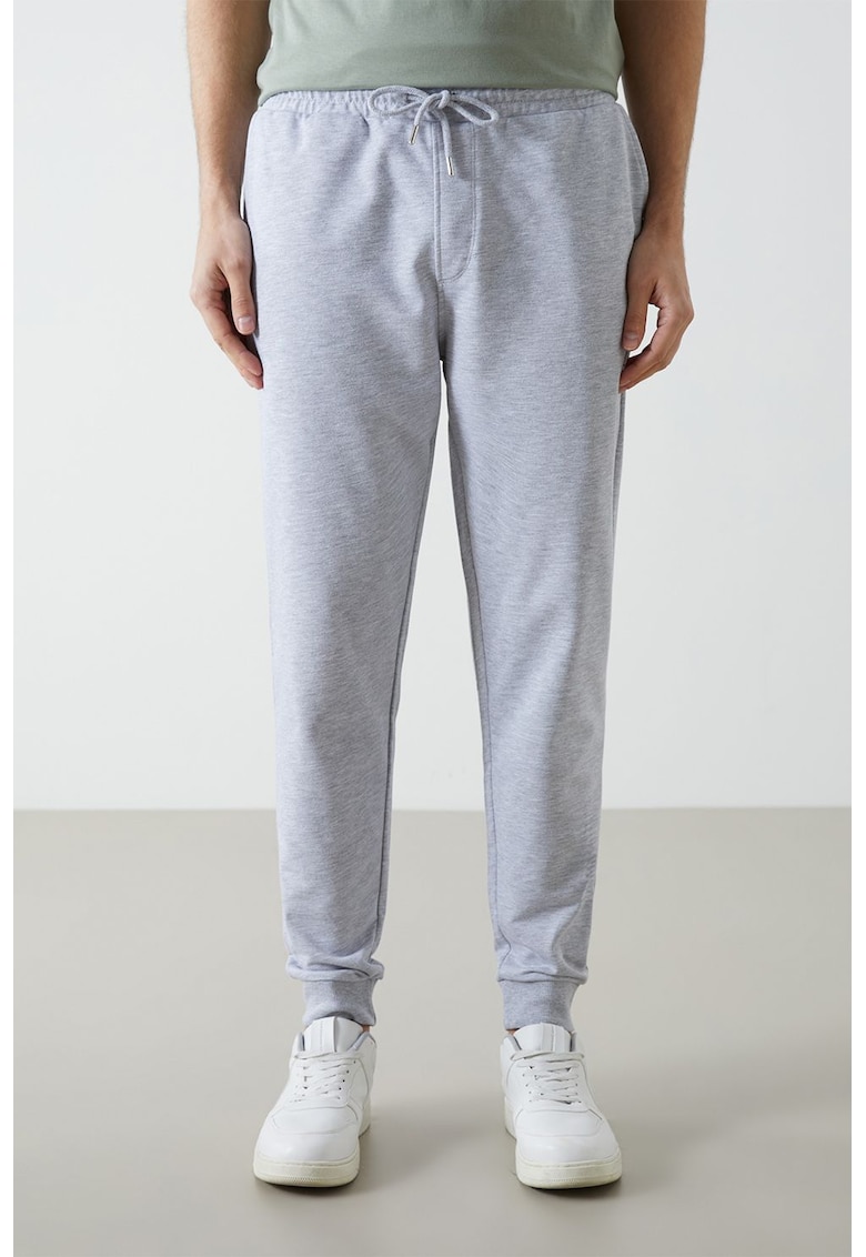 Pantaloni de trening cu croiala conica si snur de ajustare