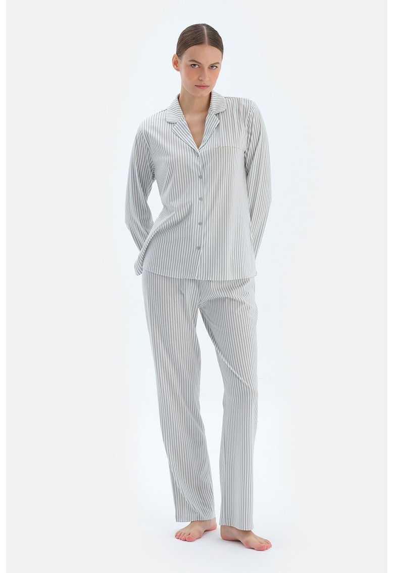 Pijama cu model in dungi si nasturi