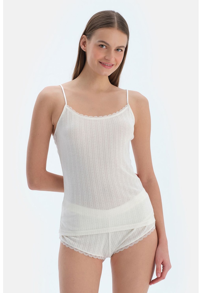 Top cu insertii de dantela