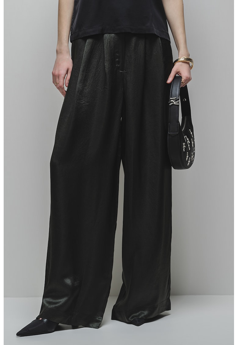 Pantaloni din satin cu croiala ampla