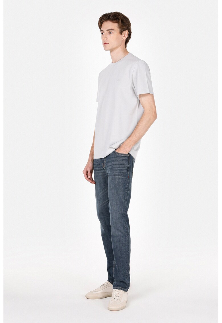 Tricou cu decolteu la baza gatului si logo - Gri deschis