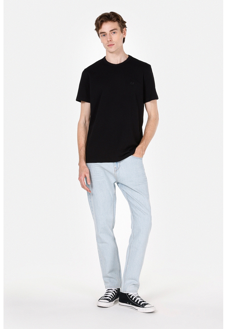 Tricou cu decolteu la baza gatului si logo - Negru