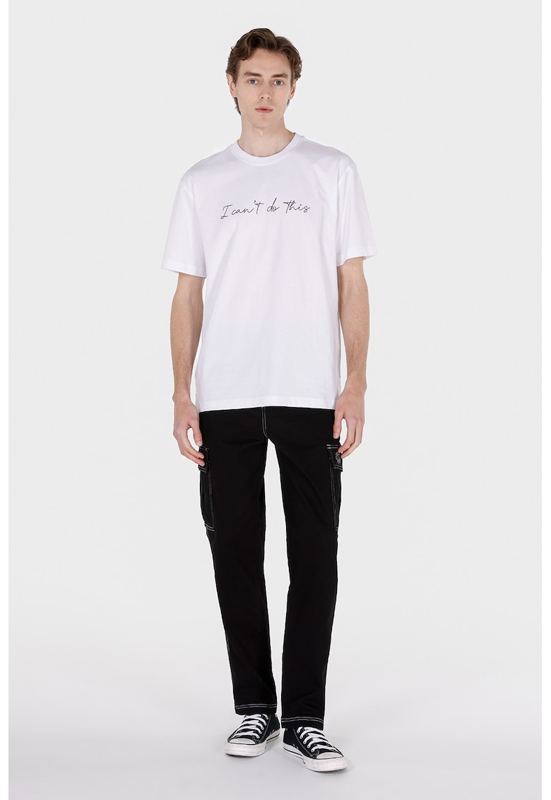 Tricou cu decolteu la baza gatului si text