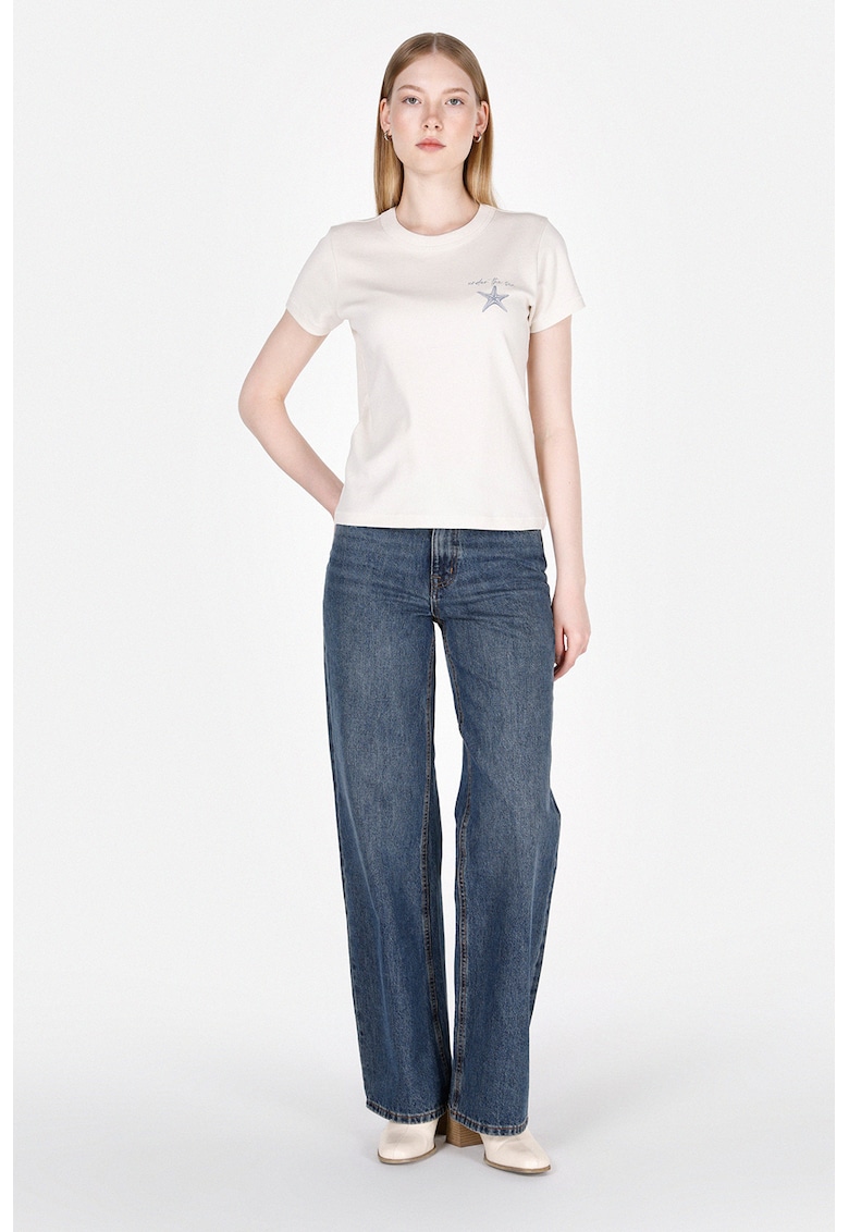 Tricou elastic cu decolteu la baza gatului