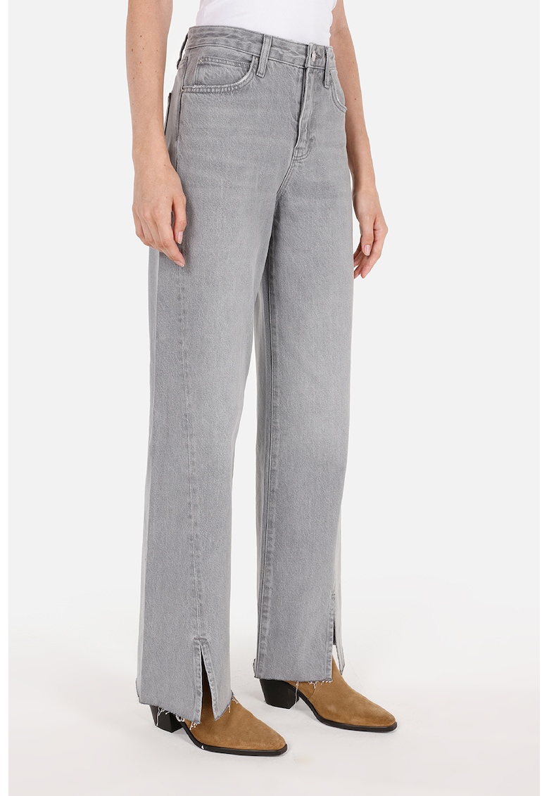 Blugi cu croiala ampla si slituri la terminatie