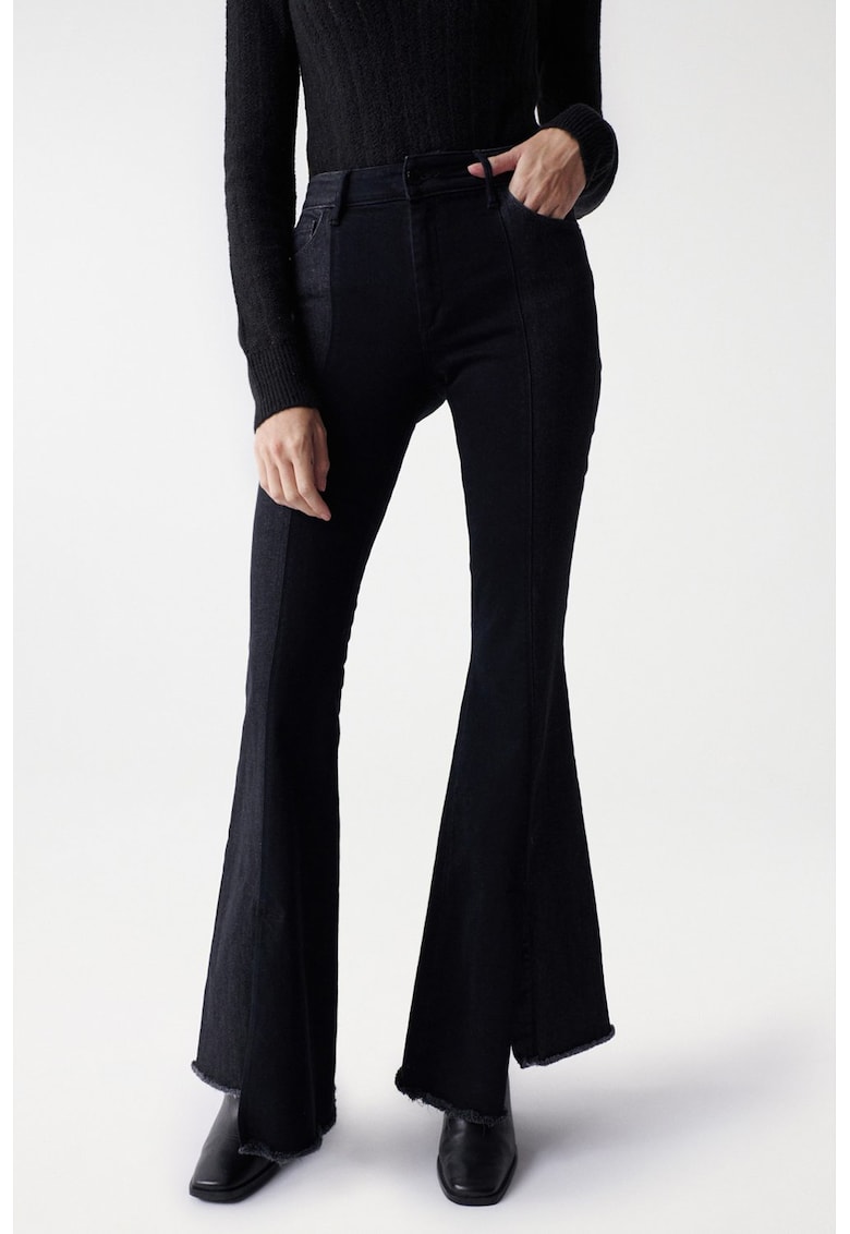 Blugi evazati cu talie inalta