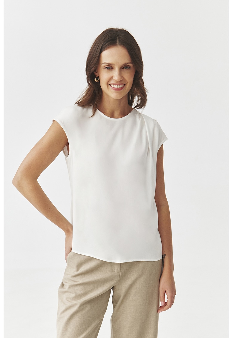 Top cu decolteu la baza gatului