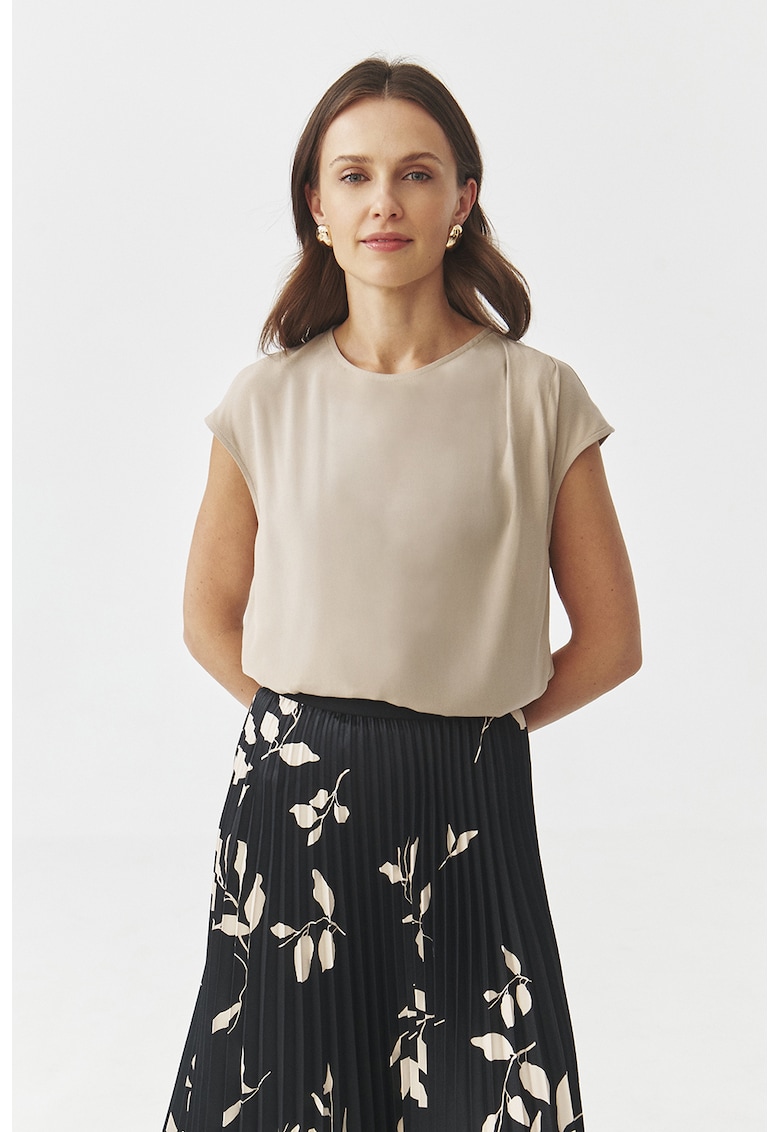 Top cu decolteu la baza gatului