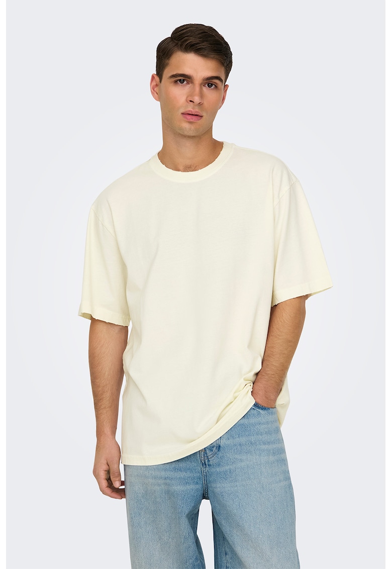 Tricou lejer cu decolteu la baza gatului