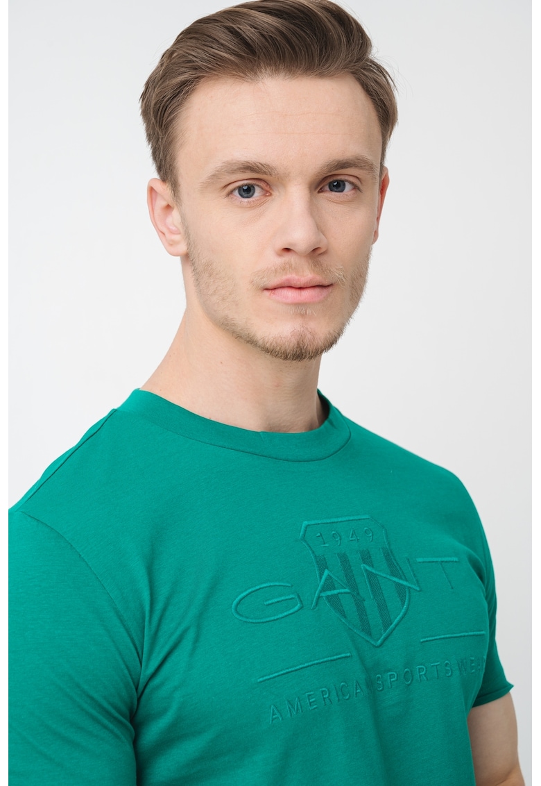 Tricou cu decolteu la baza gatului si logo