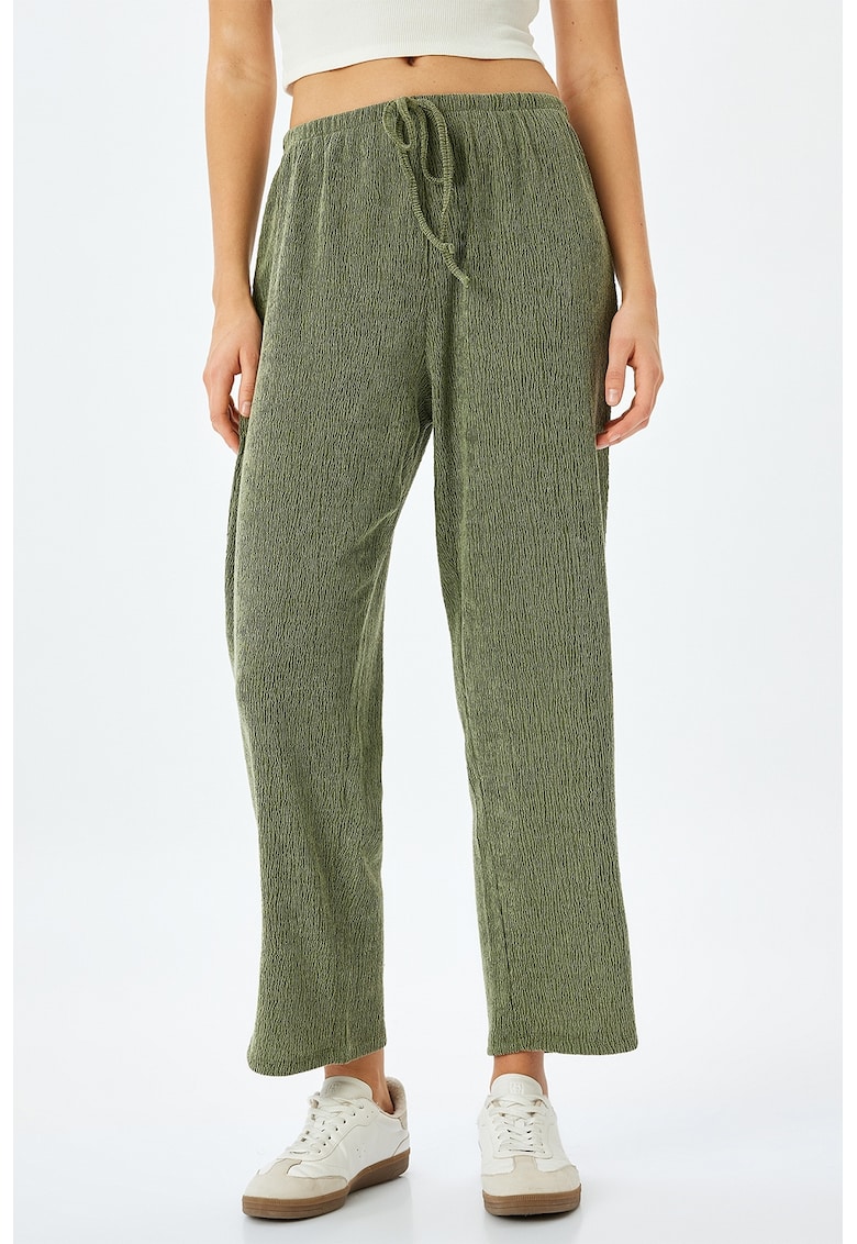Pantaloni texturati cu talie medie