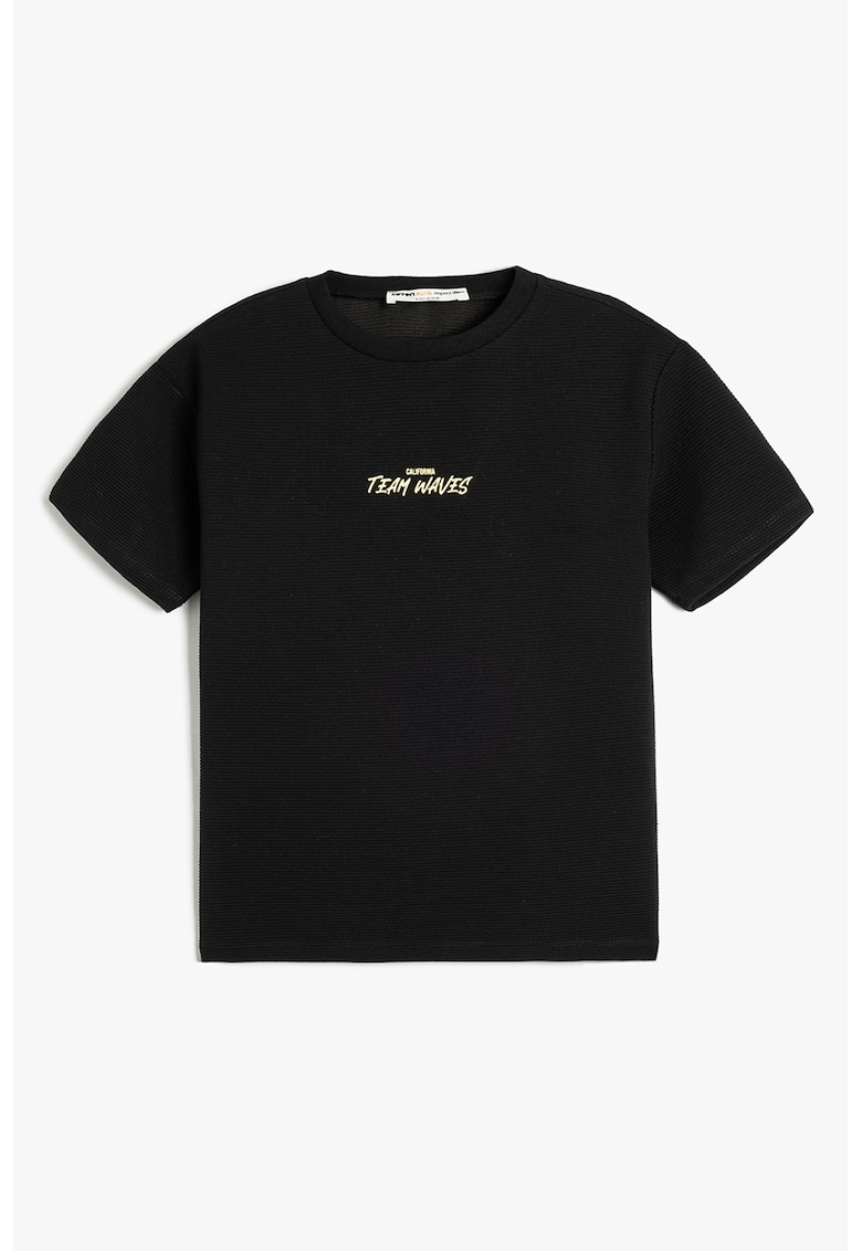 Tricou cu imprimeu text si decolteu la baza gatului