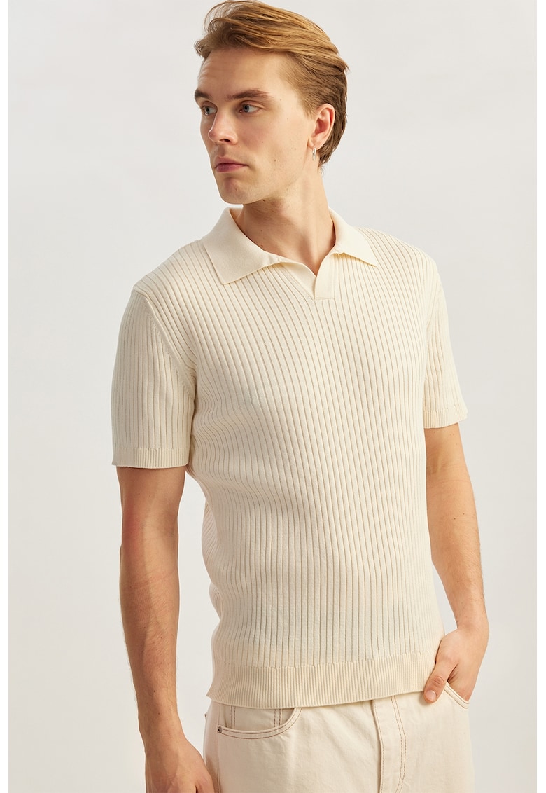 Pulover polo cu model texturat - maneci scurte si decolteu in V