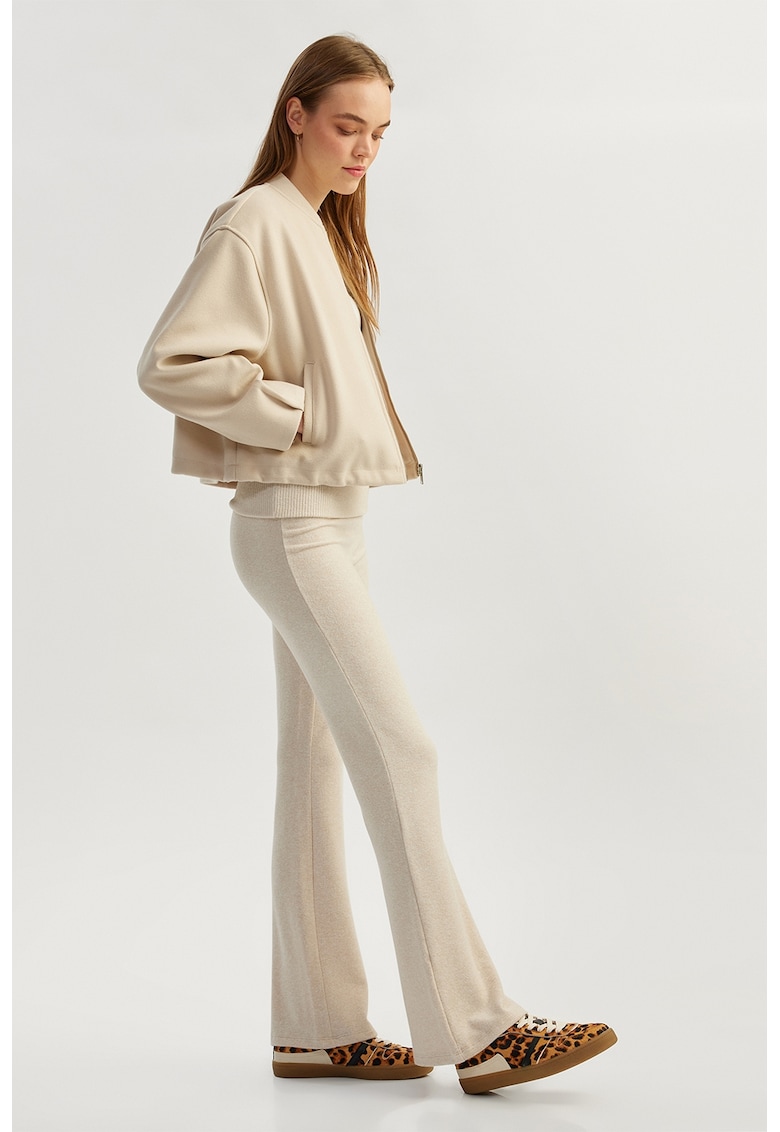 Pantaloni lungi cu model uni si croiala ampla Pantaloni lungi cu model uni si croiala ampla