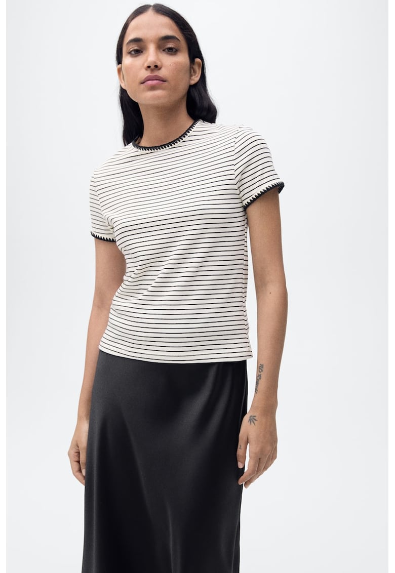 Tricou cu decolteu la baza gatului si model in dungi - Alb fildes/Negru