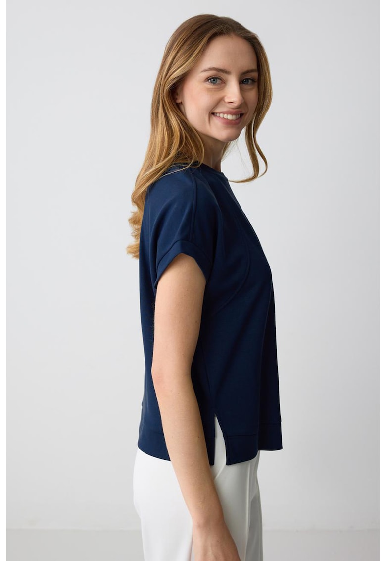 Tricou lejer cu decolteu la baza gatului