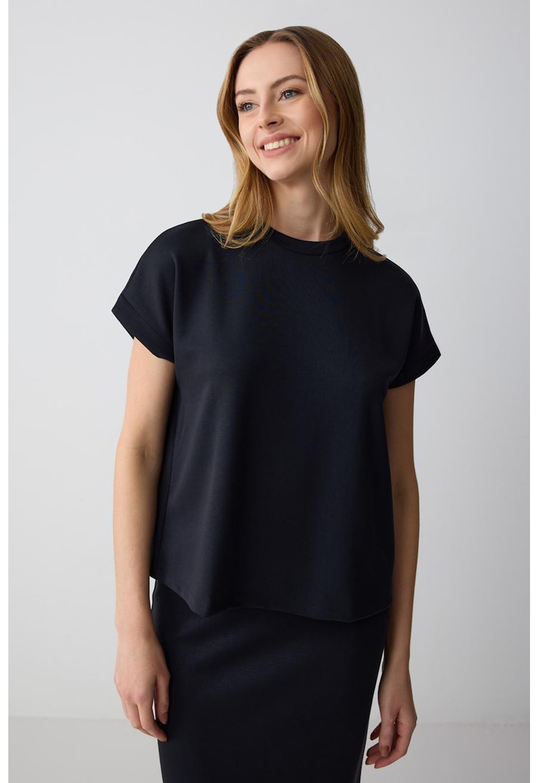 Tricou lejer cu decolteu la baza gatului