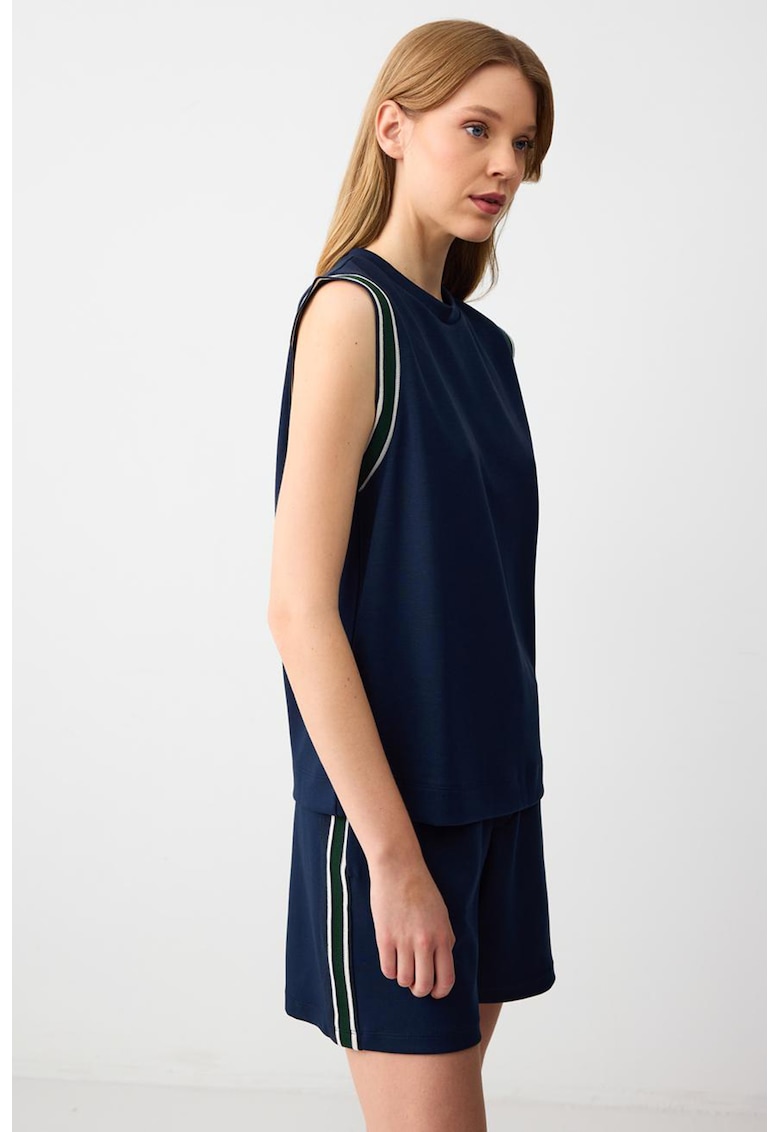 Tricou lejer cu decolteu la baza gatului