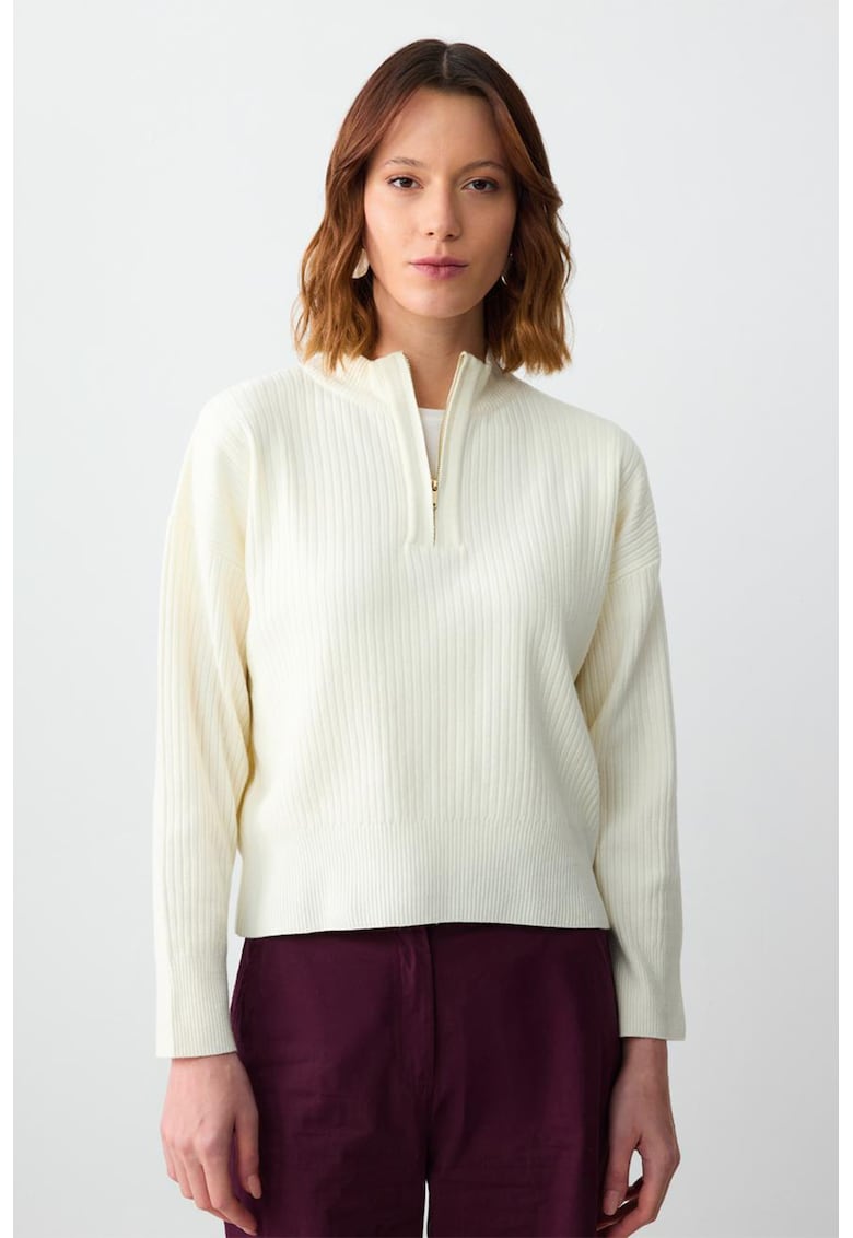 Pulover cu striatii si fenta cu fermoar