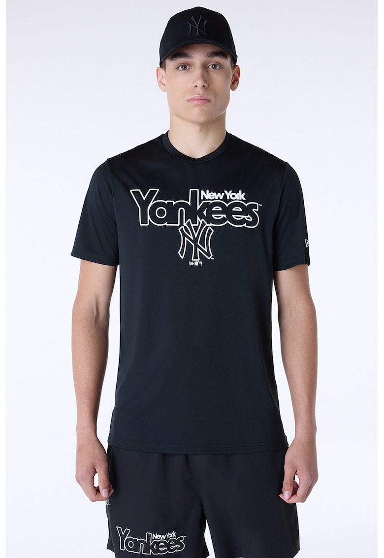 Tricou cu decolteu la baza gatului