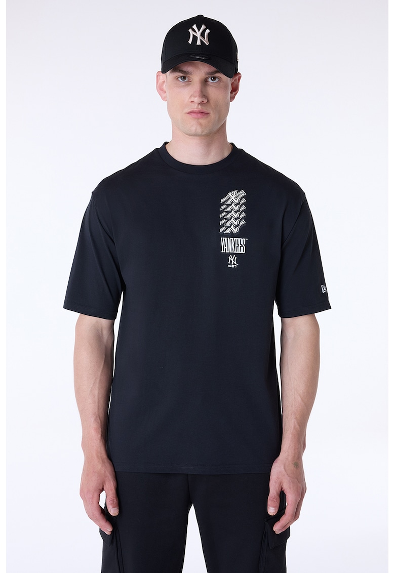 Tricou cu decolteu la baza gatului si model logo