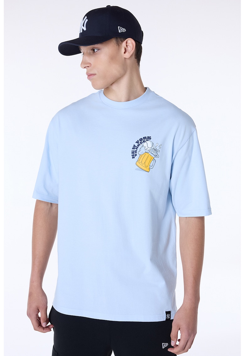 Tricou cu imprimeu si decolteu la baza gatului