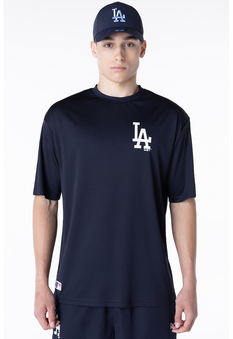 Tricou cu decolteu la baza gatului si logo pe piept