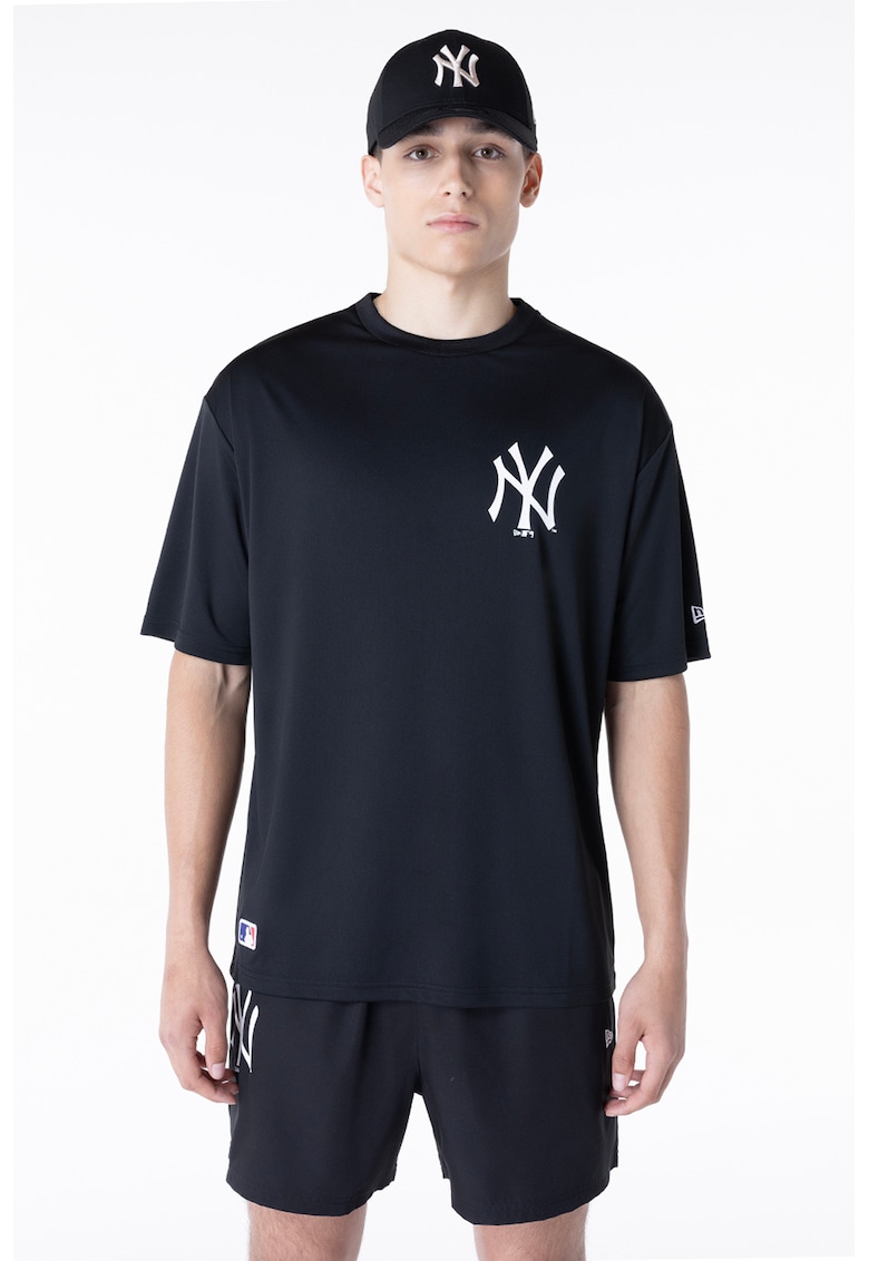 Tricou cu decolteu la baza gatului si monograma pe piept