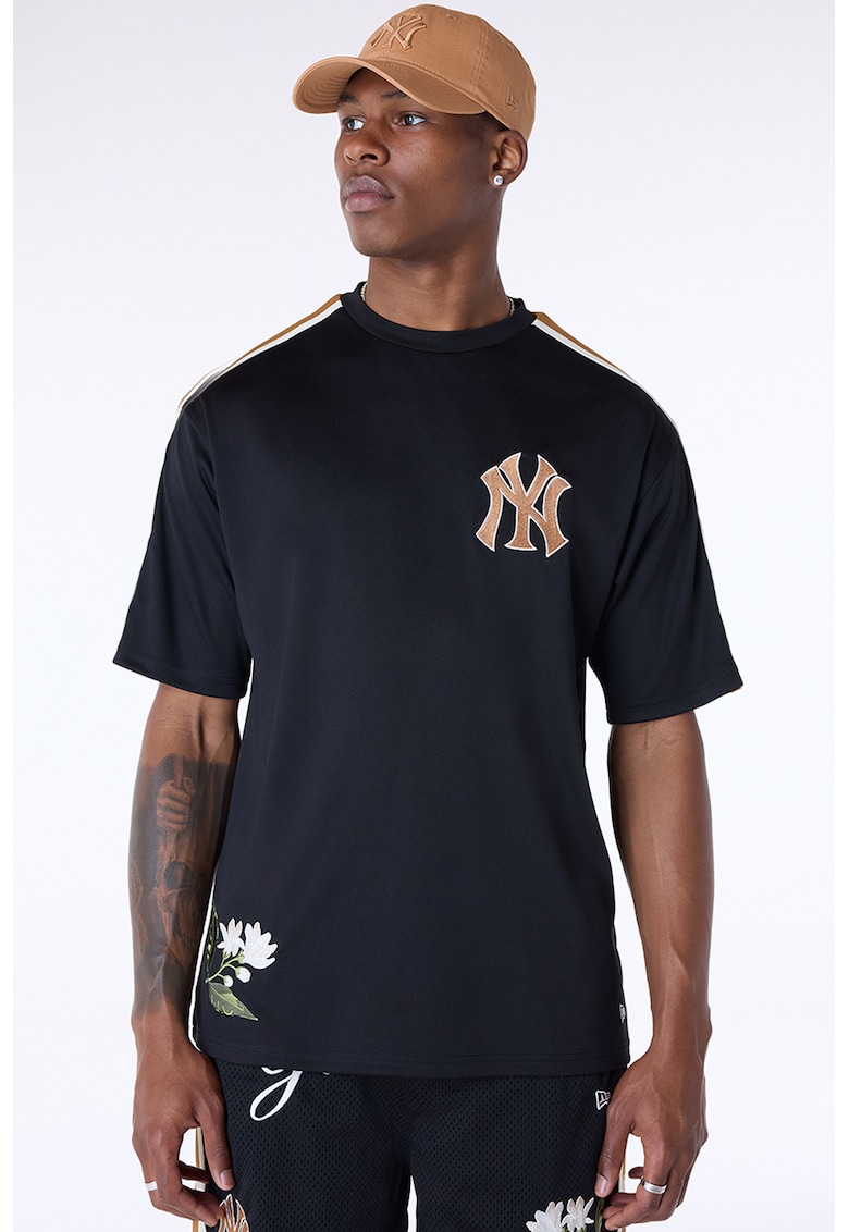 Tricou cu detalii brodate