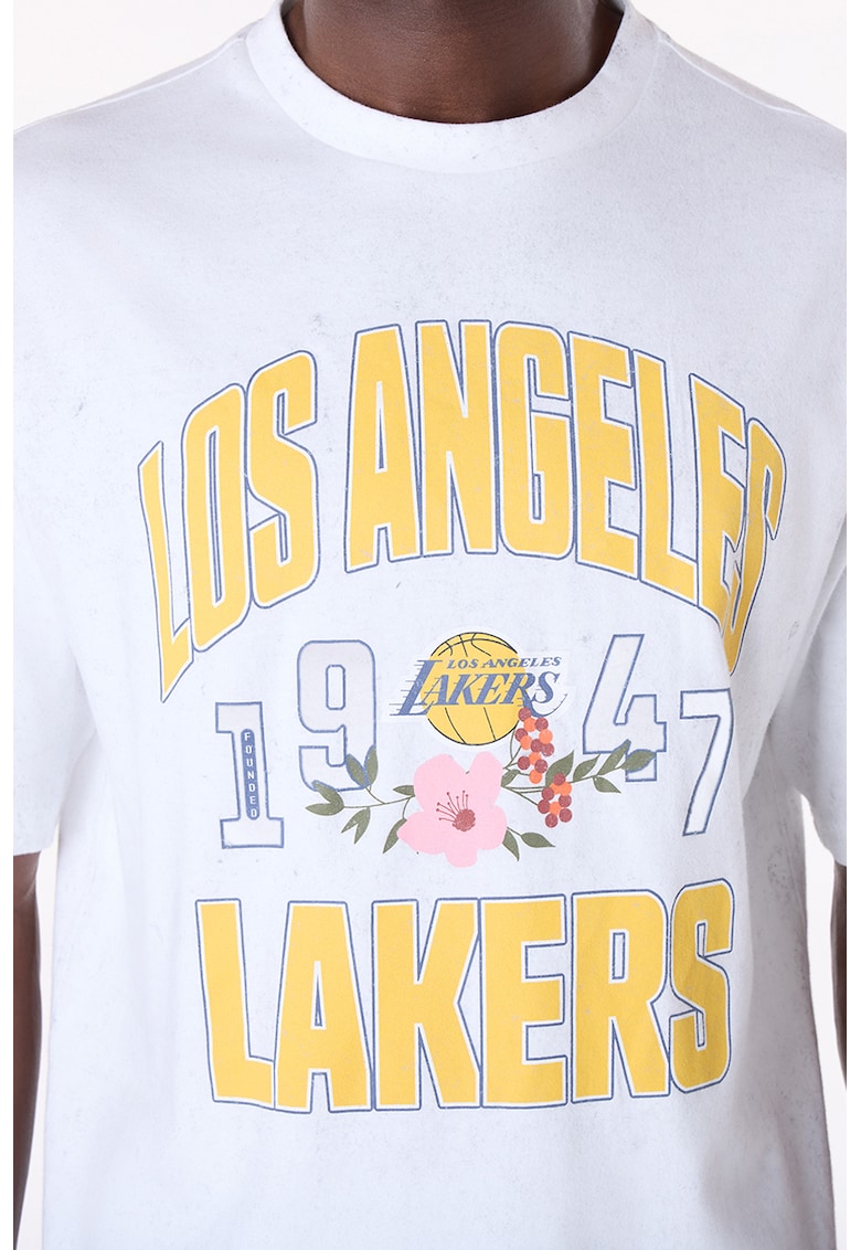 Tricou cu decolteu la baza gatului si text