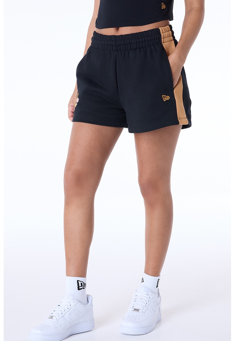 Pantaloni scurti cu talie inalta si buzunare laterale