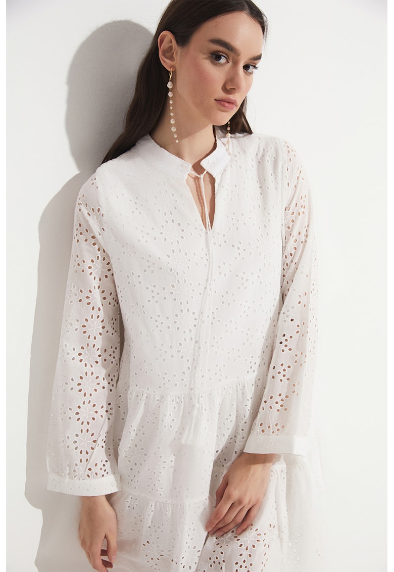 Rochie evazata cu detalii cu perforatii