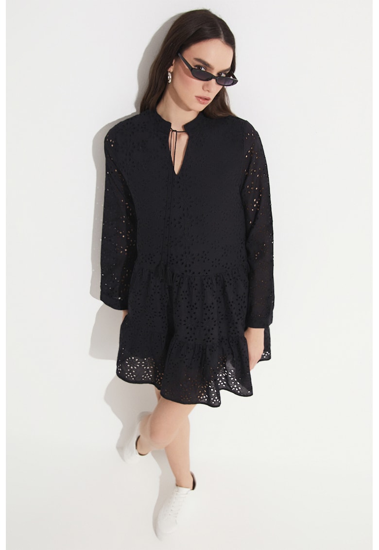 Rochie evazata cu detalii cu perforatii