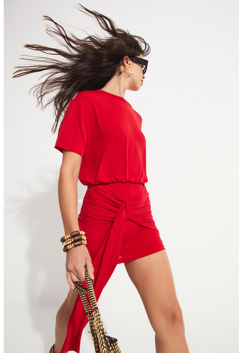 Rochie cu croiala bodycon si cordon in talie