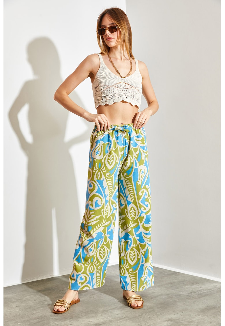 Pantaloni lungi cu croiala relaxed-fit si design tropical Pantaloni lungi cu croiala relaxed-fit si design tropical