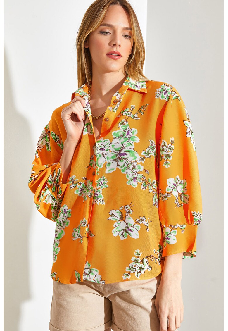 Camasa cu guler ascutit si imprimeu