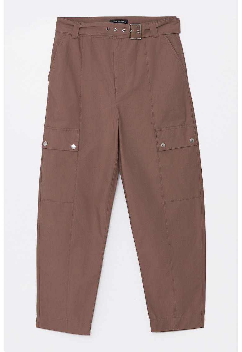 Pantaloni cu o curea in talie