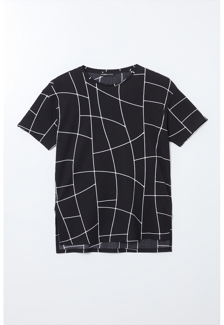 Tricou cu decolteu la baza gatului si model