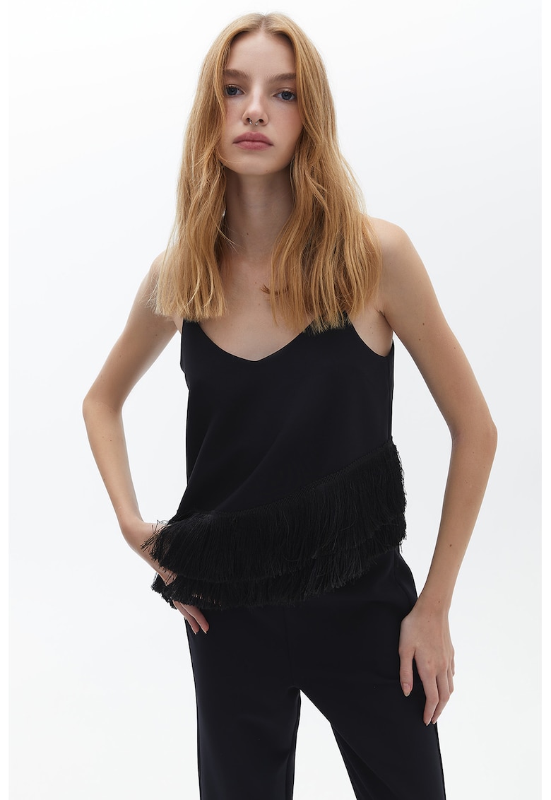 Top cu decolteu in V si franjuri