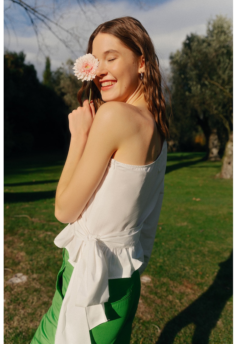 Bluza cu decolteu pe un umar si volan peplum