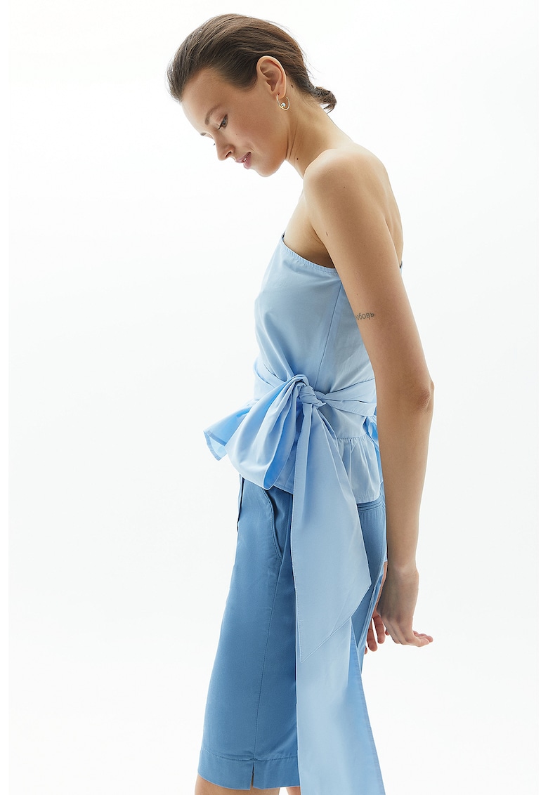 Bluza cu decolteu pe un umar si volan peplum