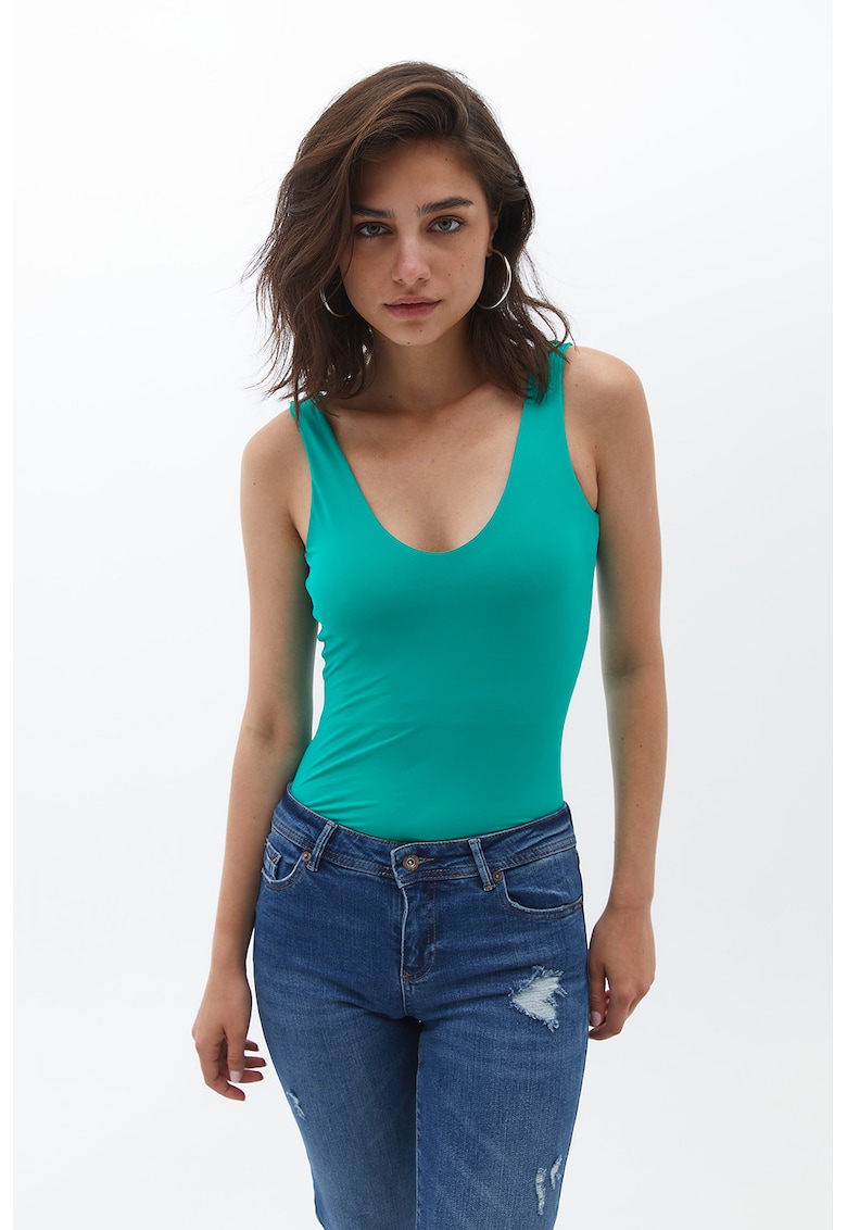 Body cambrat cu decolteu amplu