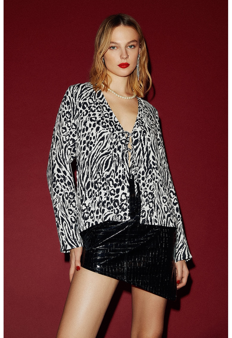 Bluza lejera cu animal print si prinderi frontale