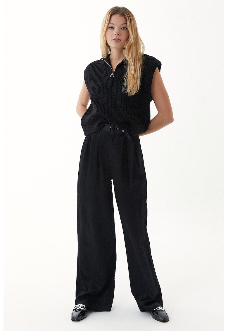 Pantaloni cu croiala ampla si curea Pantaloni cu croiala ampla si curea